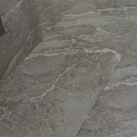 Крупный керамогранит под камень на полу, крупно